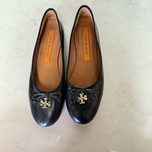 Tory Burch Women's Black Tory Charm Ballet Flat, Goat Leather - size 9